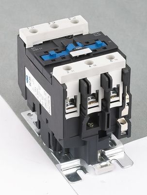 Contattore CA a 3 poli con livello di protezione IP20 per 220V